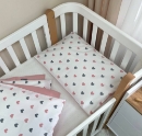 Set lenjerie de schimb pentru patut bebe 3 piese Inimioare roz-gri (4)